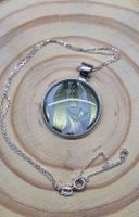 Halskette mit Cabochon Anhänger grün weiss Neu