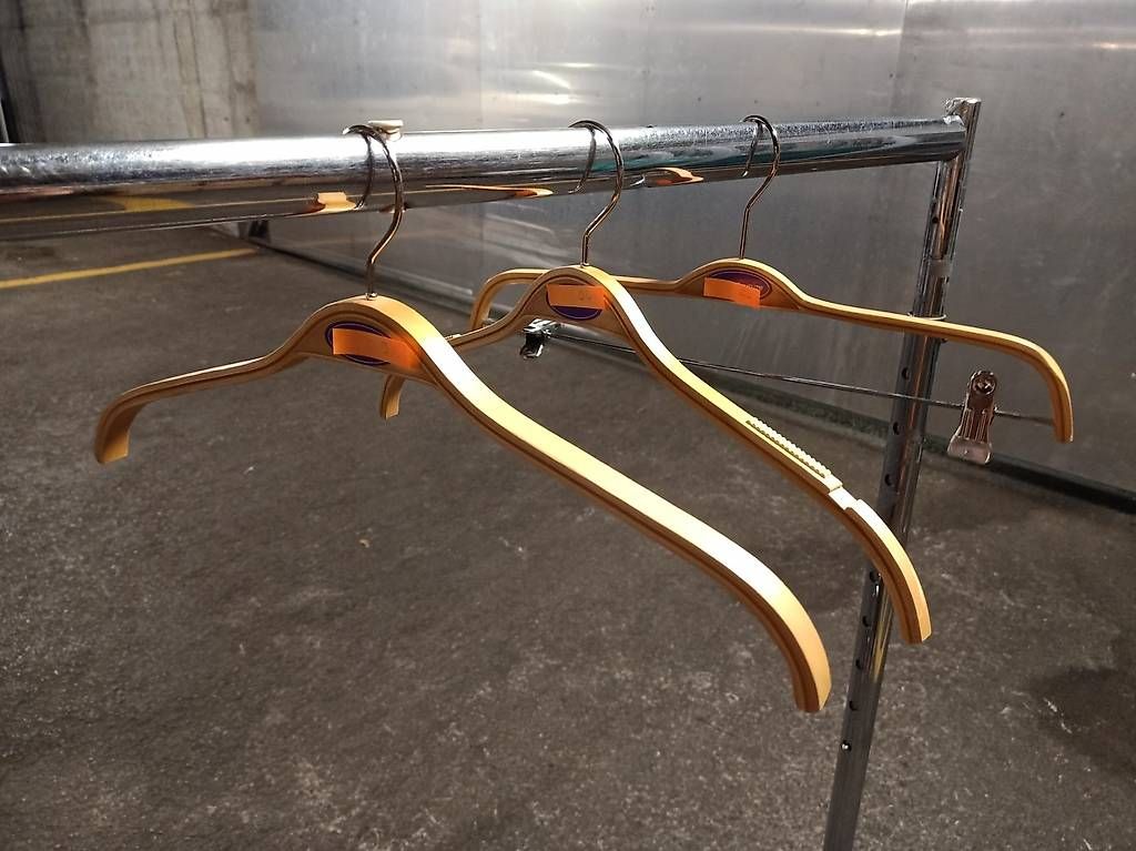 Appendiabiti: Lot de cintres en bois – Nuovo e nell'imballaggio originale da Sierre venduto da off_hy22 1
