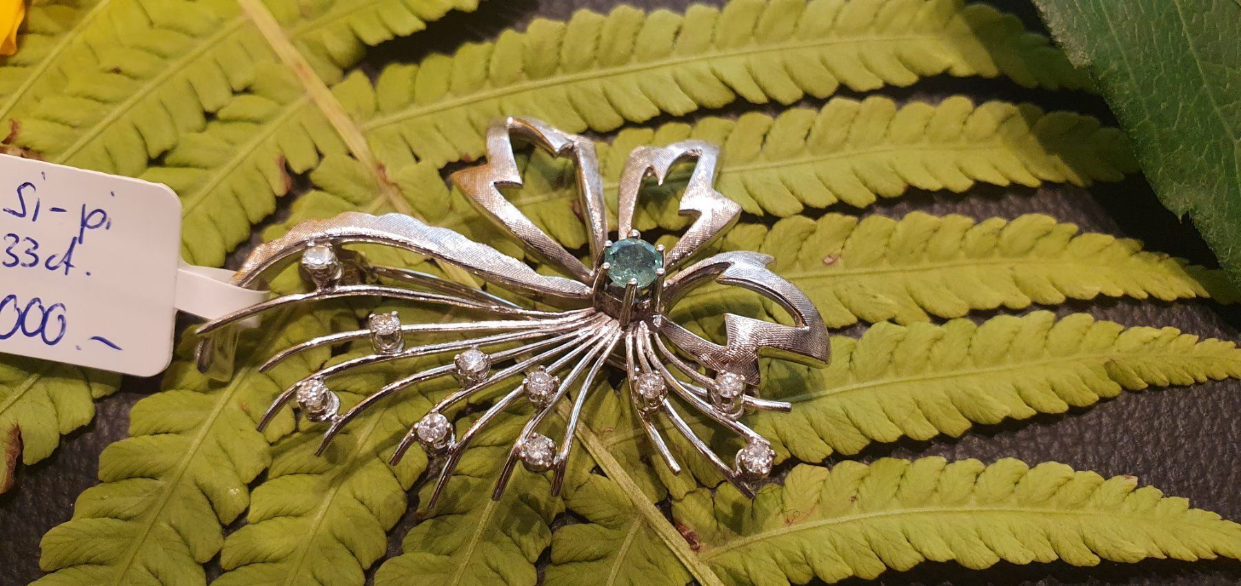 Spille & Fermagli: Smaragd Brosche aus Weissgold Diamanten – Nuovo (secondo la descrizione) da Unterägeri venduto da Altgoldschmuck 7