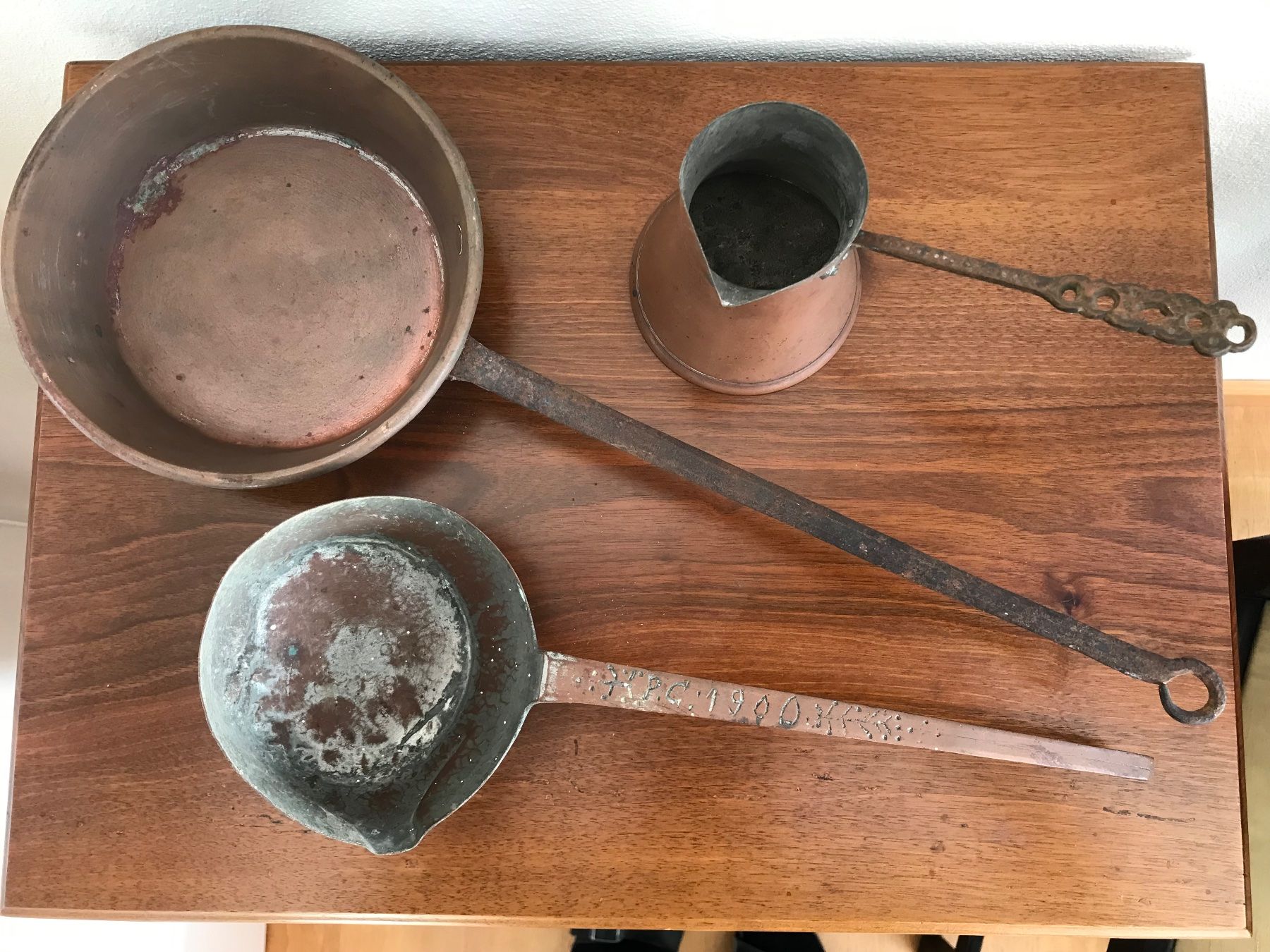 Pfannen: Trois ustensiles de cuisine anciens – Gebraucht aus Villeneuve VD von sim_q5hp