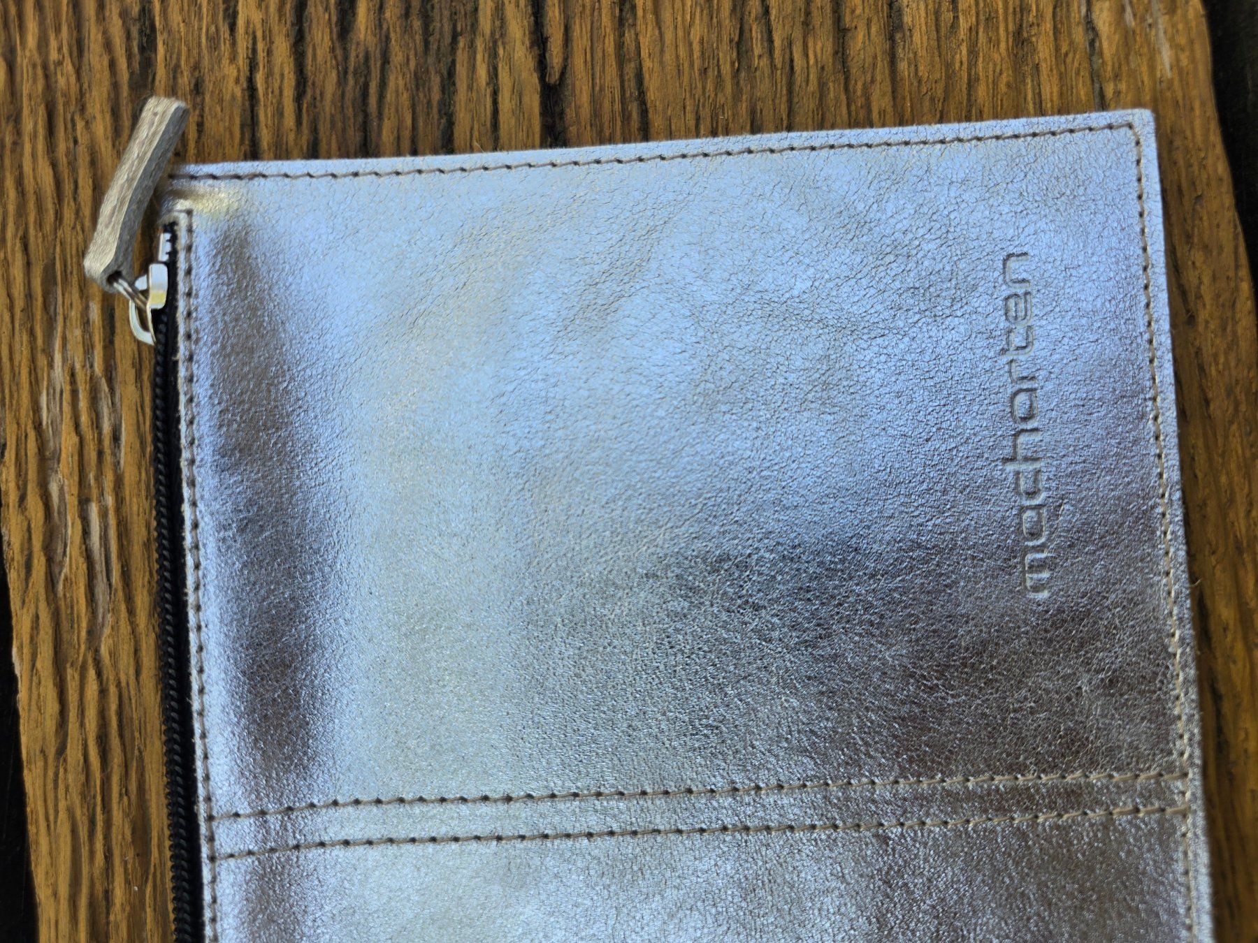 Sonstige Kleidung & Accessoires: Accessoires: Etui Leder silber glänzend-MACHARTEN – Neu (gemäss Beschreibung) aus Romanshorn von Rachacha 1
