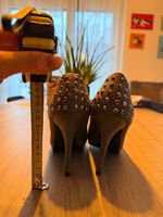 Graue Pumps