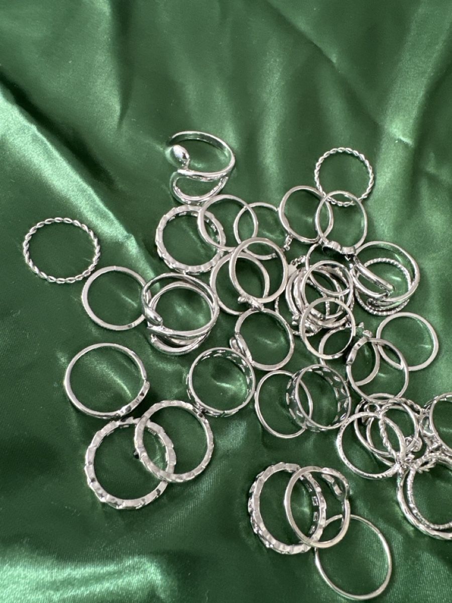 Anelli: 42 Stk. Silberfarbene Ringe, Modeschmuck – Nuovo (secondo la descrizione) da Dietikon venduto da vithya88 2