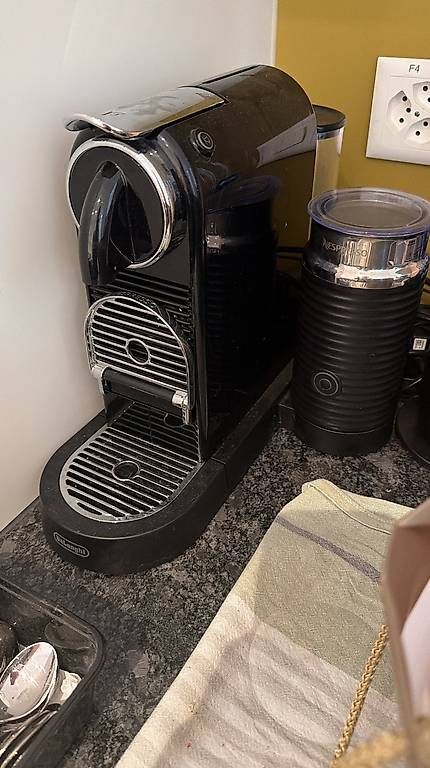 Machines à café & Machines à expresso: Nespresso CitiZ mit Milchschäumer - Schwarz/Chrom – D'occasion à Zürich par aaaalex_13
