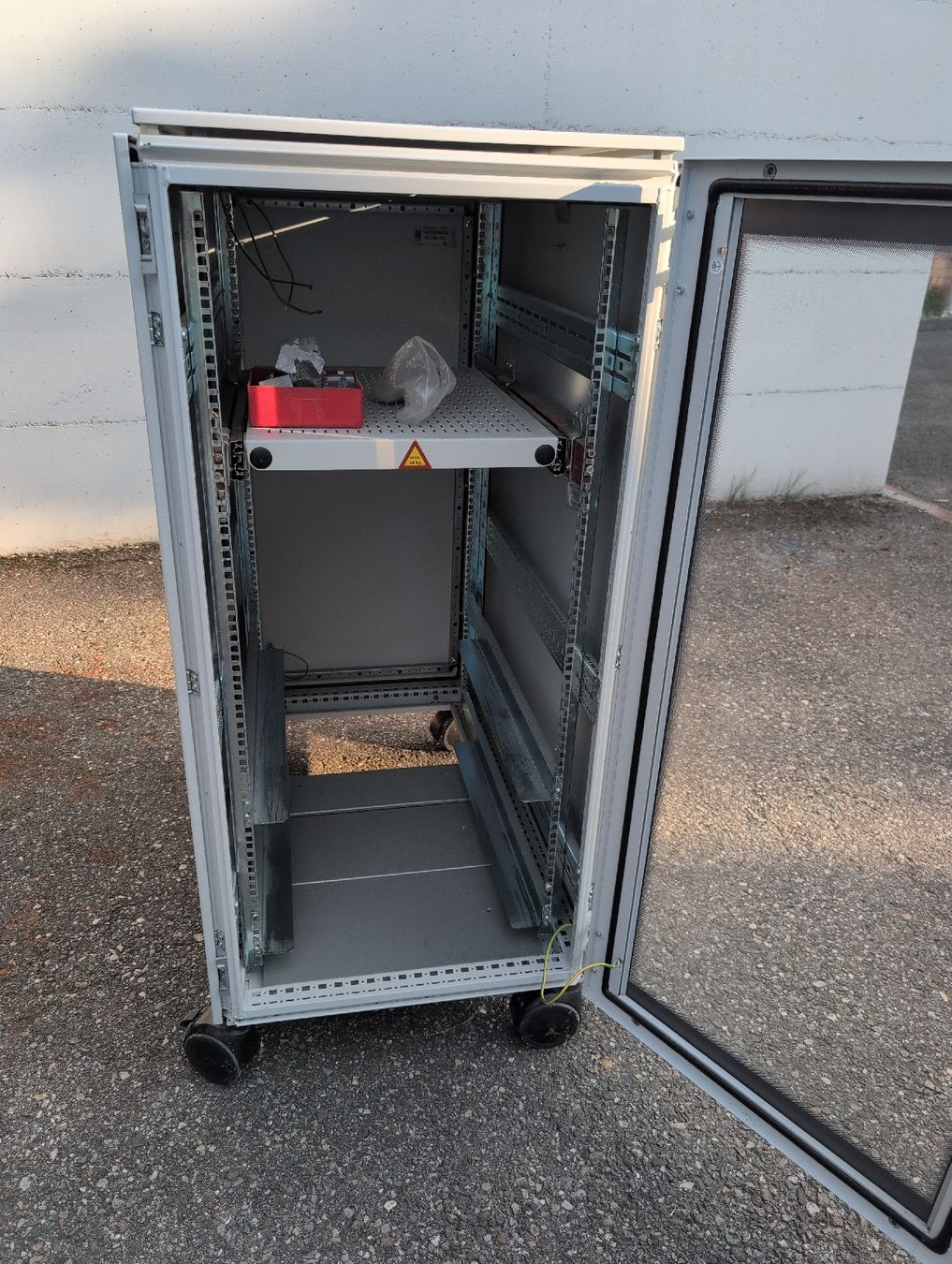 Rittal Racks & Cavalletti: Rittal Serverschrank mit Rollen und Glastür – Usato da Malters venduto da Ruemlibart 2