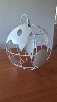 Lampe suspension blanche représentant la Terre, le monde