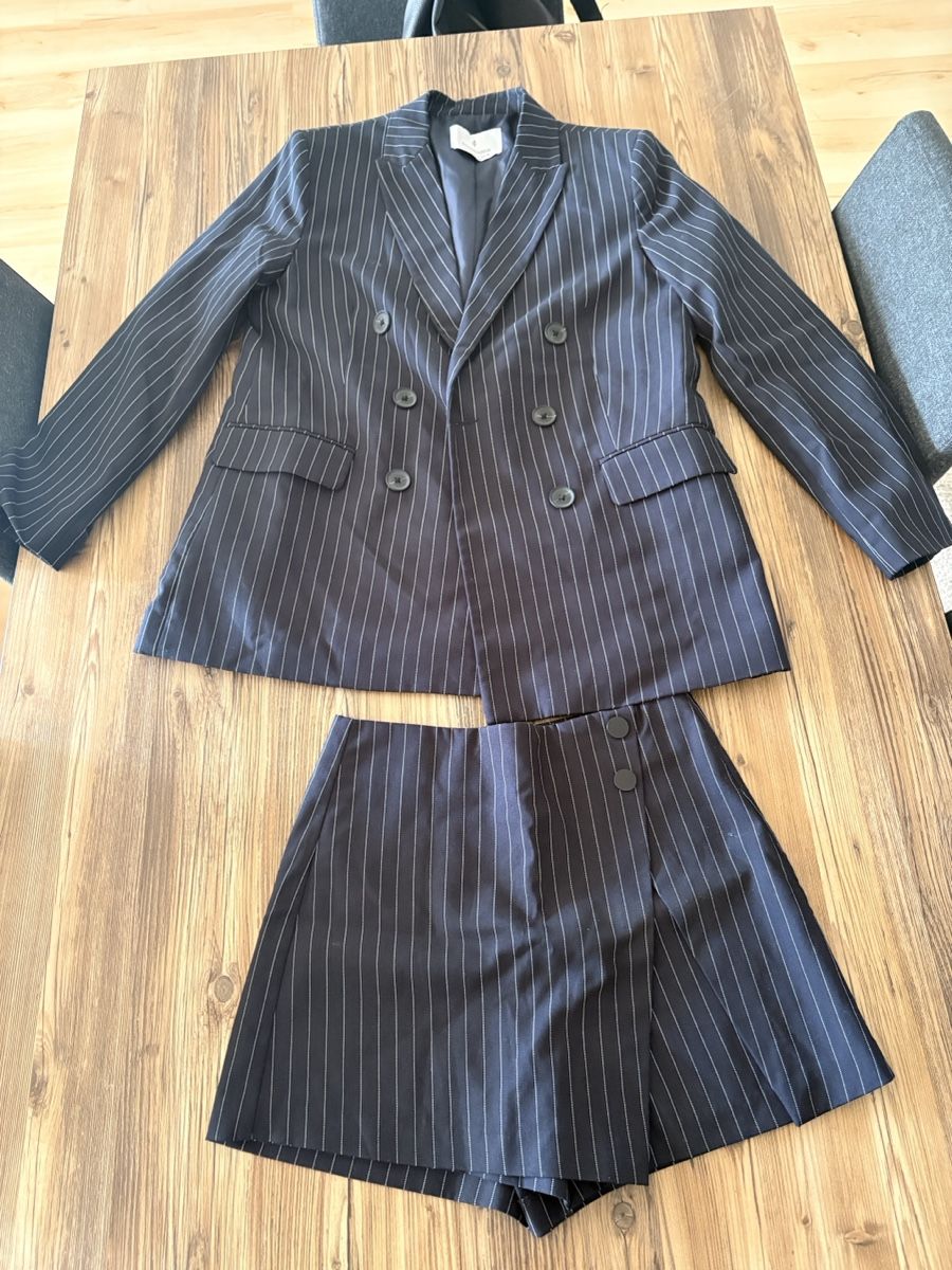 Lotti di vestiti: Ensemble jupe et blazer rayé chic  – Nuovo (secondo la descrizione) da Morges venduto da Lou15