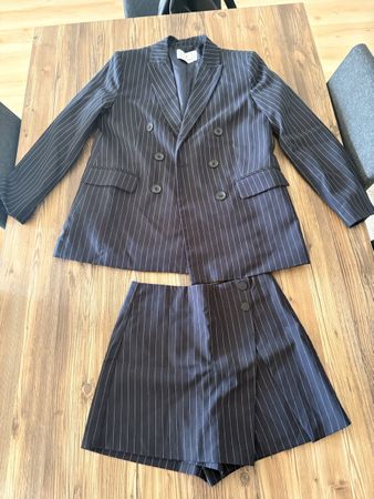 Ensemble jupe et blazer rayé chic 