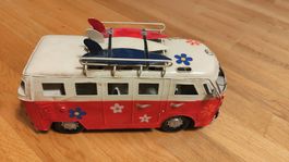 VW Hippie Bus, Retro-Style mit Surfbrett