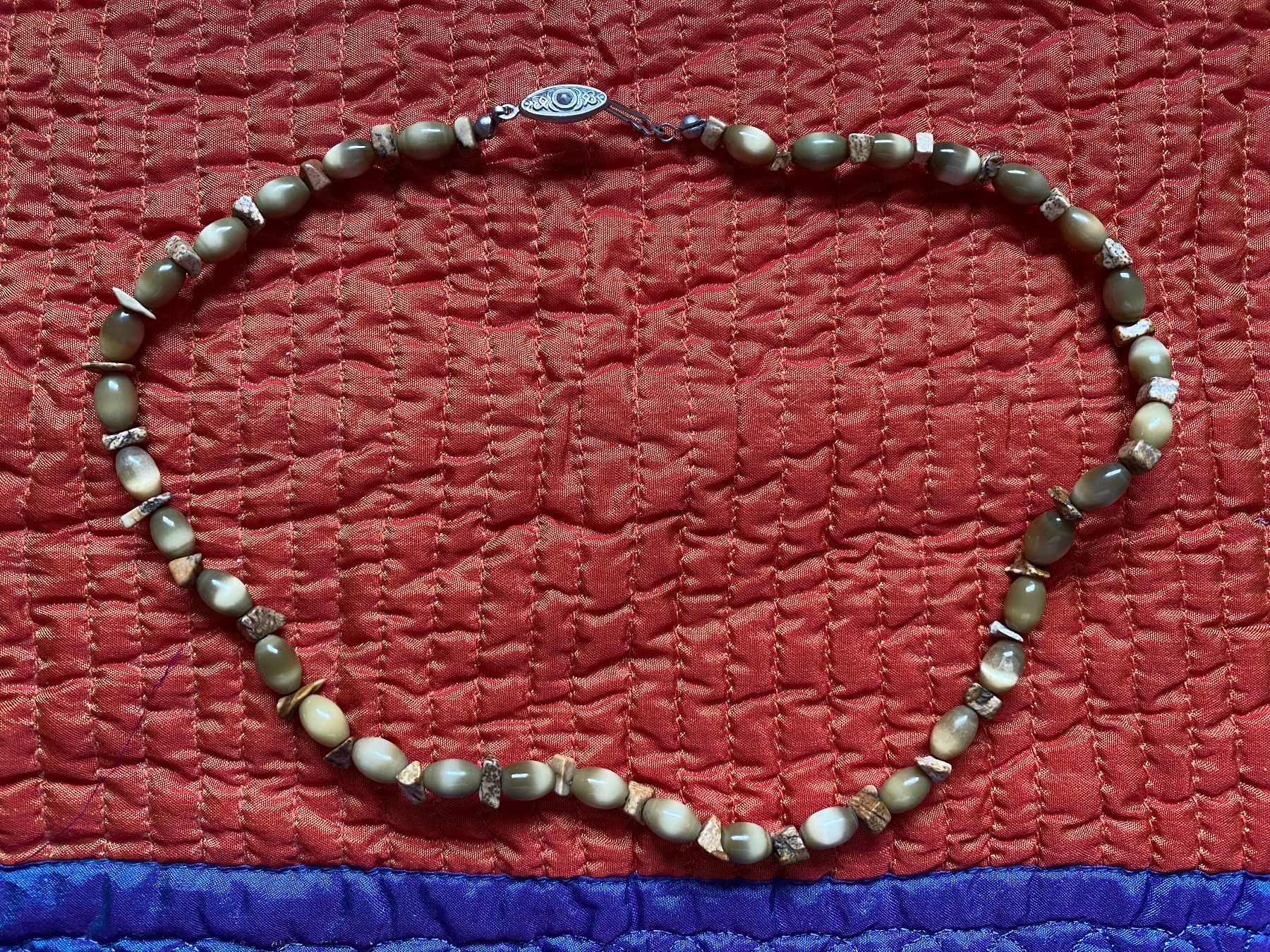 Catenine: Collier avec perles vert olive – Usato da Clarens venduto da OptitesJoliesChoses