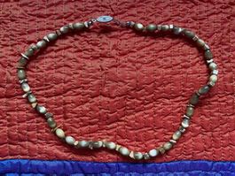 Collier avec perles vert olive