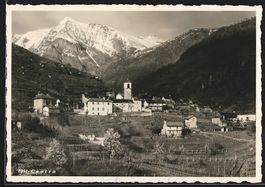 Contra, Ortspartie mit Kirche im Gebirge