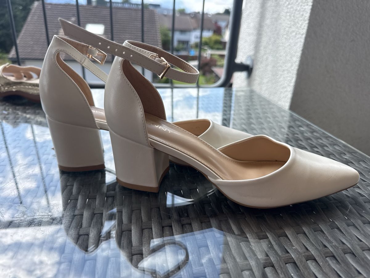 Chaussures femmes: Schuhe cremefarben – D'occasion à heerbrugg par Sesolella 1