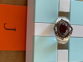 Ring mit Granat / 53