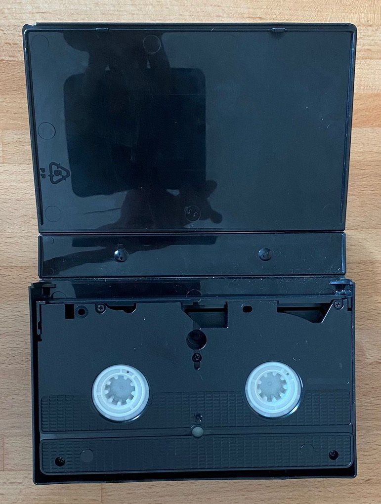 Tutti i VHS: VHS - Mrs. Doubtfire Das stachelige Hausmädchen – Usato da Winterthur venduto da Secondhand-Family 2