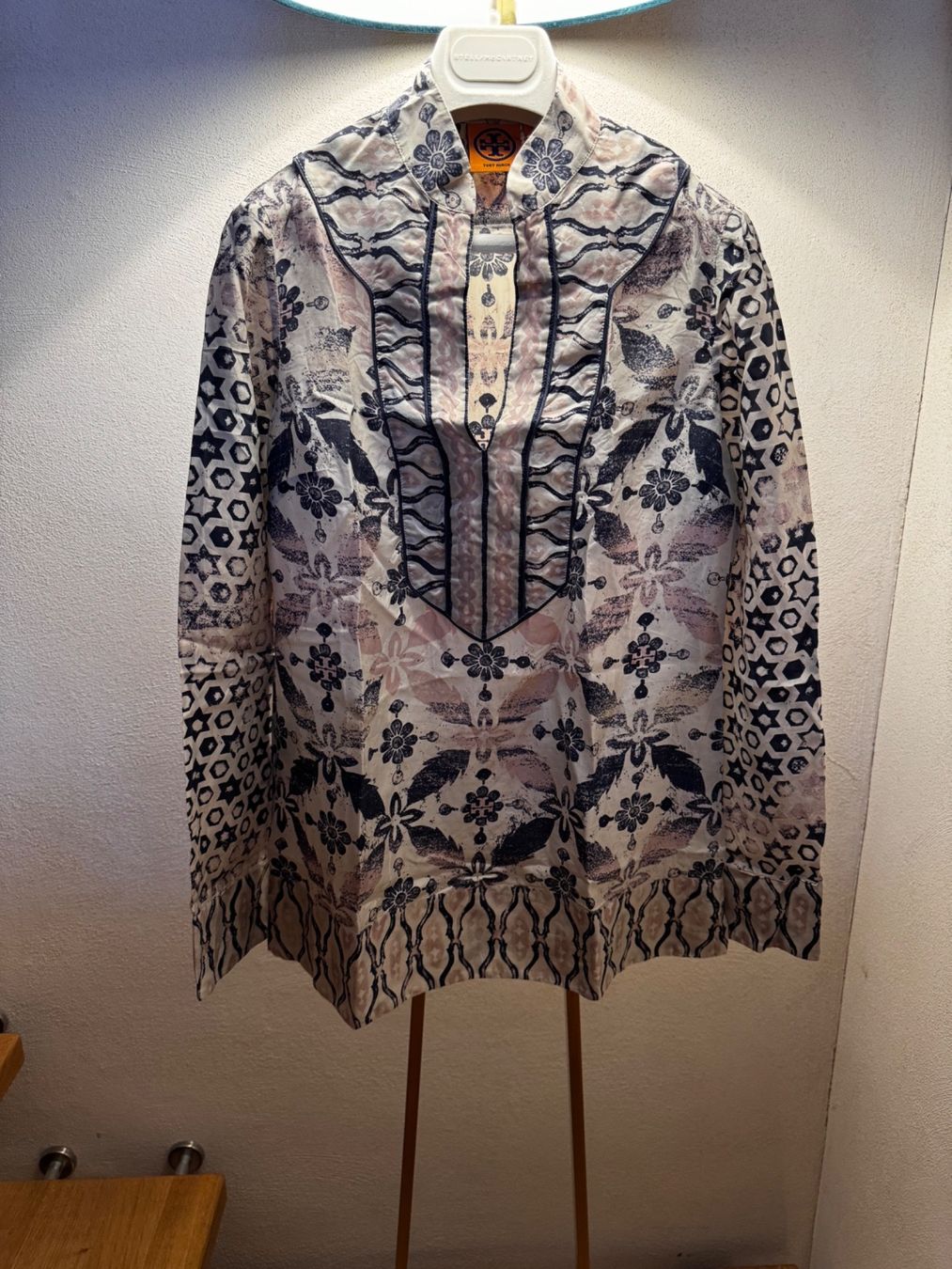Tory Burch Camicette: Tory Burch feine Bluse aus Seide Hemd LV zeitlos chic – Nuovo e nell'imballaggio originale da Faulensee venduto da Liebes_Kind_2019