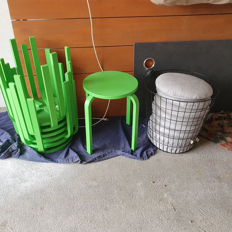 IKEA 7 grüne Hocker mit hellgrauen Kissen und Kissenkorb Kaufen auf