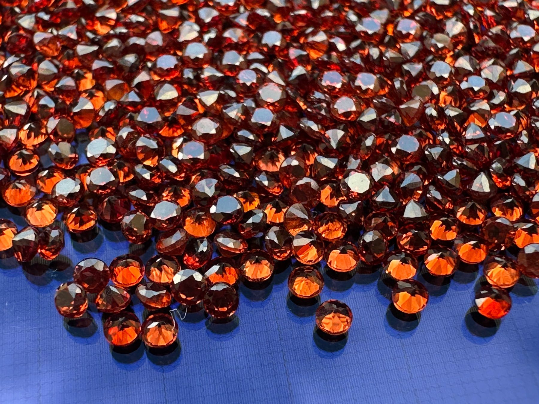 Pietre preziose: 100 St fein brillantgeschliffene Granat-Pointer 1,5 mm – Nuovo (secondo la descrizione) da Langenthal venduto da Seelenfreunde 1
