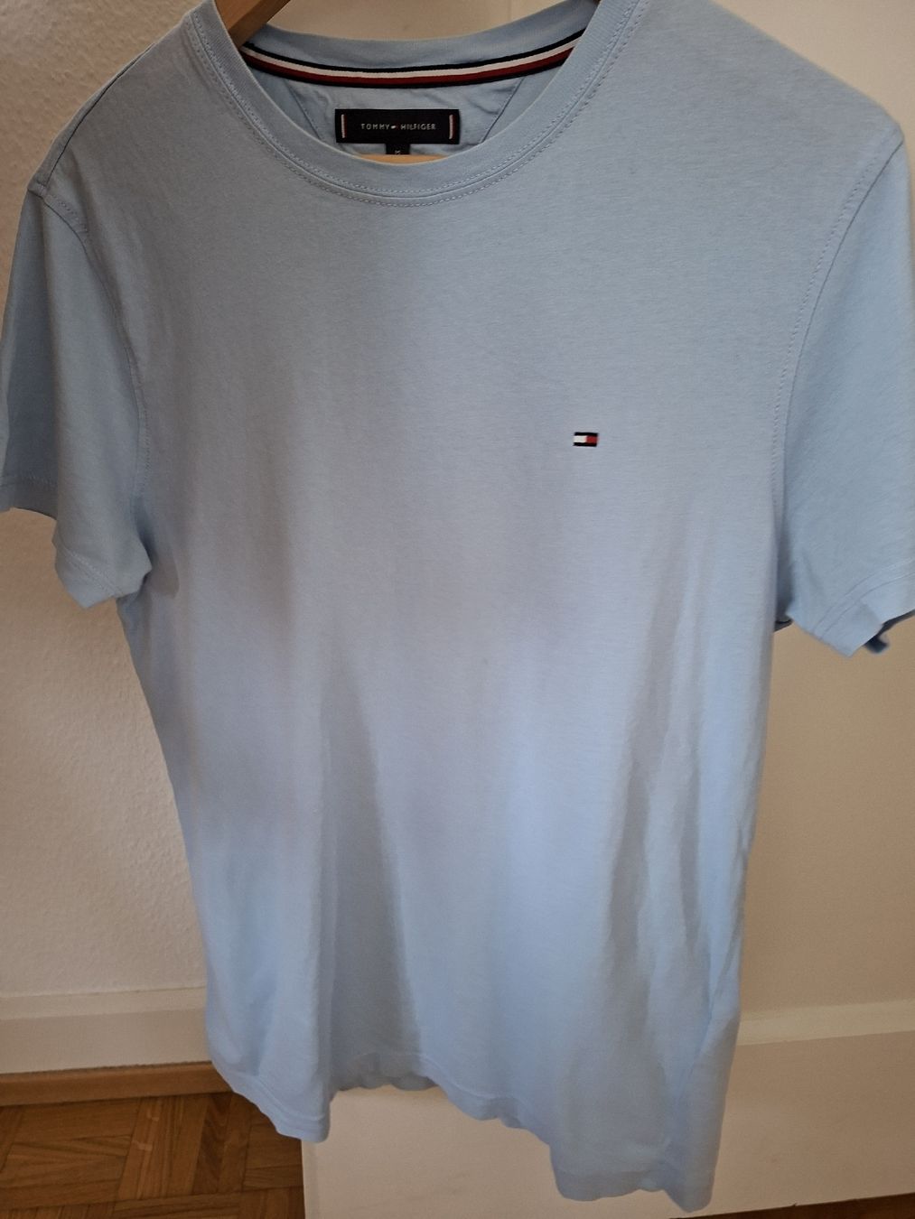 Tommy Hilfiger T-Shirts: T-shirt Tommy Hilfiger bleu clair, taille M  – Gebraucht aus Renens VD von ser_j2fn 1