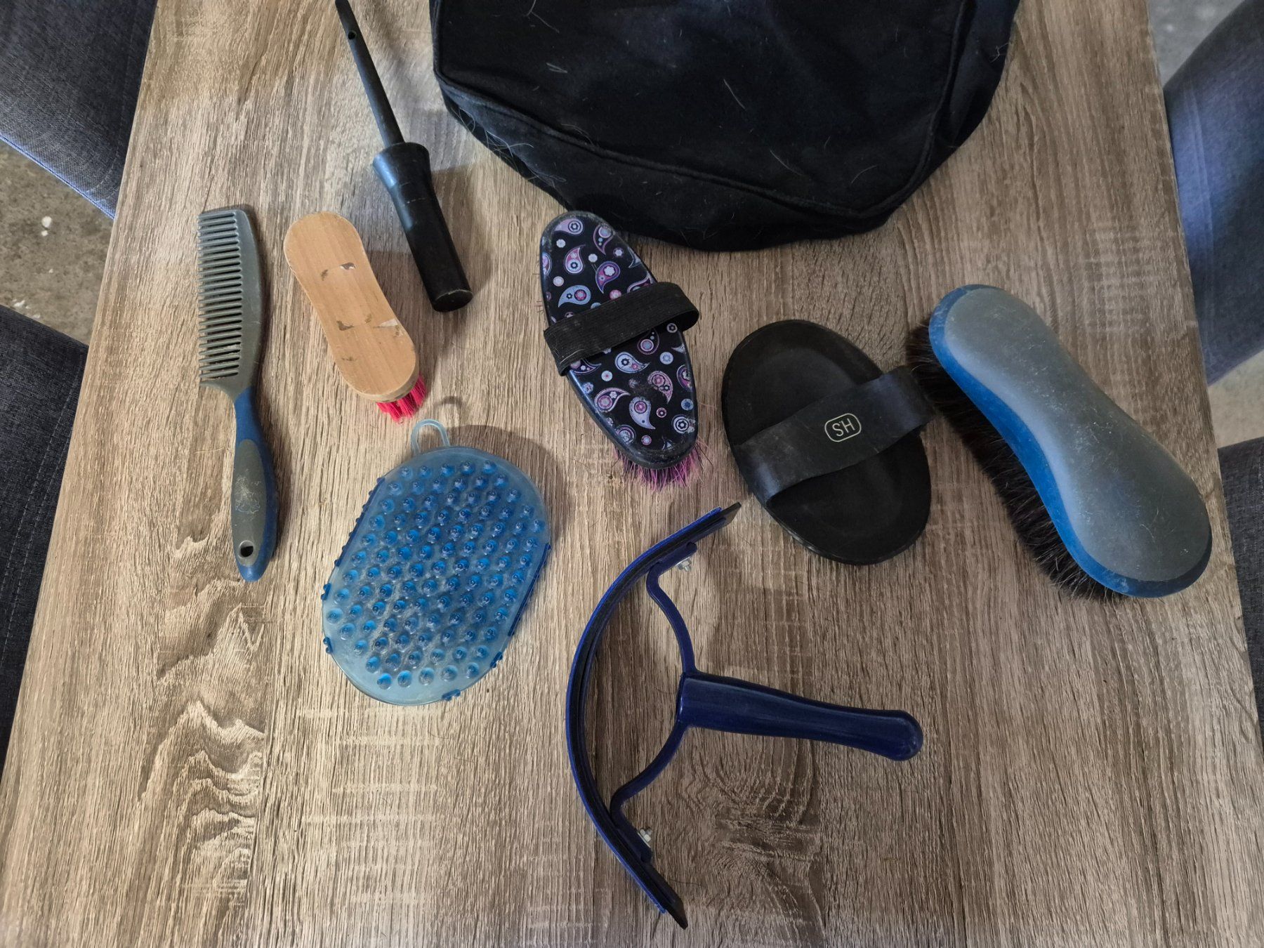 Zaumzeug & Halfter: Putztasche / Putzbox mit Zubehör / Bürsten – Neu (gemäss Beschreibung) aus Meggen von Orrinka20 1
