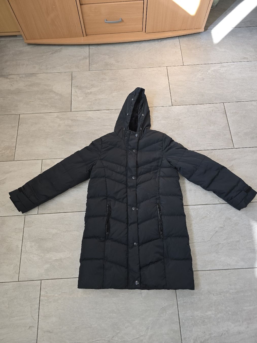 Giacche & Cappotti: Schwarzer Wintermantel mit Kapuze – Usato da Bolligen venduto da ros_79l5