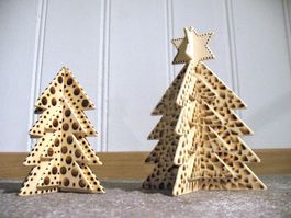 2x 3D Holz Tannen Baum Deko Steck Figur Stern Relief-artig B