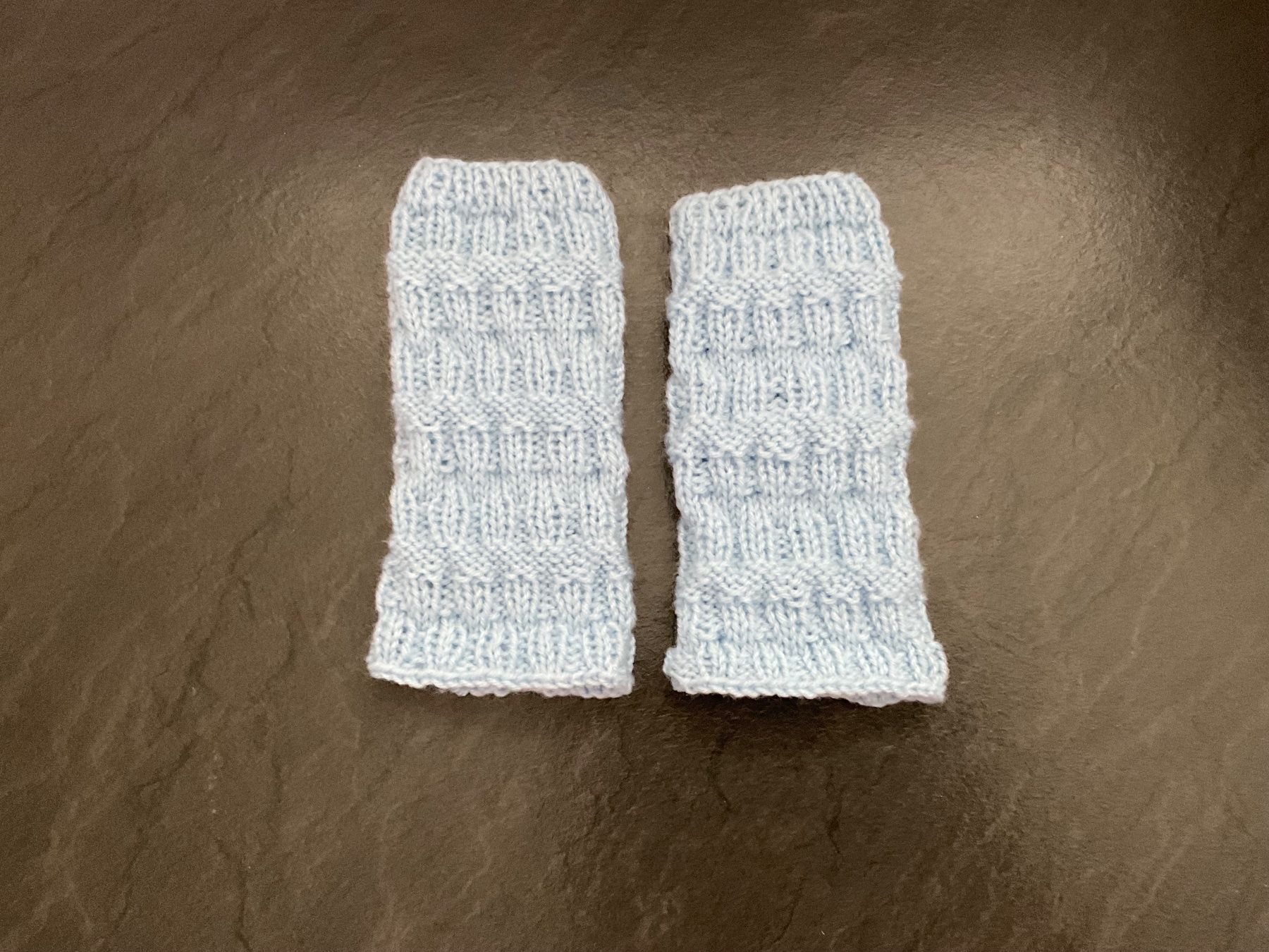 Guanti & manicotti: Handgestrickte Pulswärmer- Amedisli - Hellblau – Nuovo (secondo la descrizione) da Wetzikon ZH venduto da FeeF