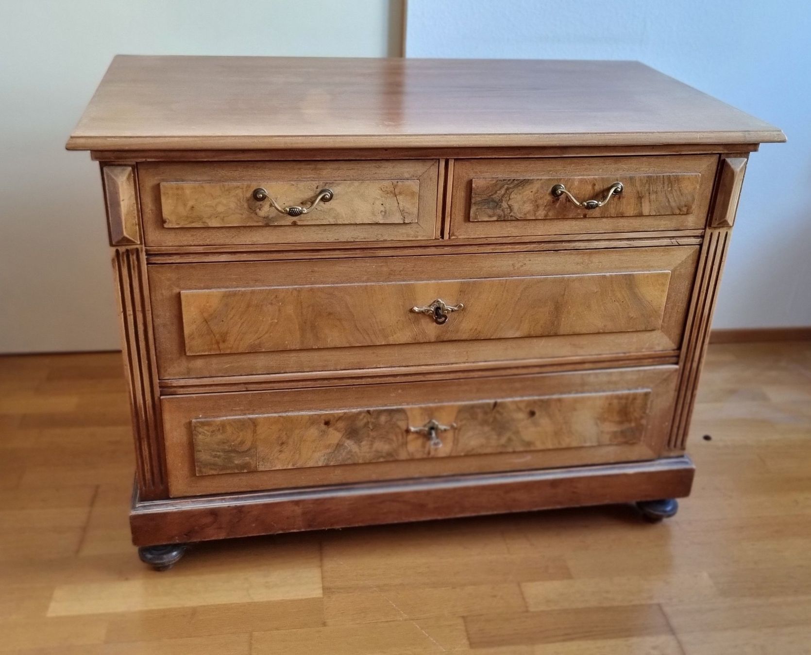 Cassettiere: Holzkommode mit vier Schubladen – Usato da Zürich venduto da gro_95qj