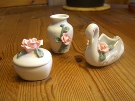 3er-Set Porzellan Miniaturen, Schwan,Vase & Dose m.Rosendeko