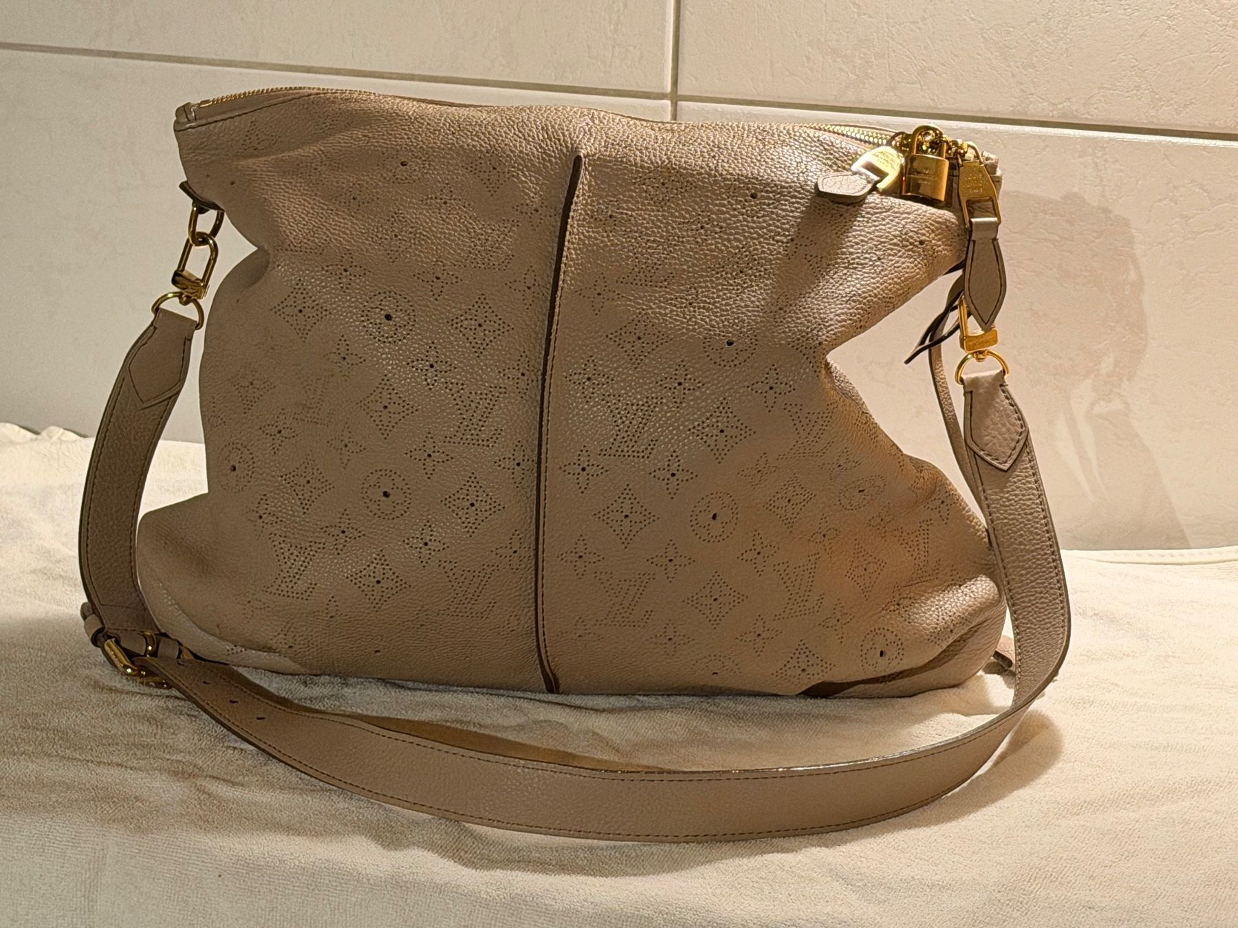 Louis Vuitton Borse da donna: LOUiS VUITTON MAHINA SELENE – Usato da Steinen venduto da FIN 7