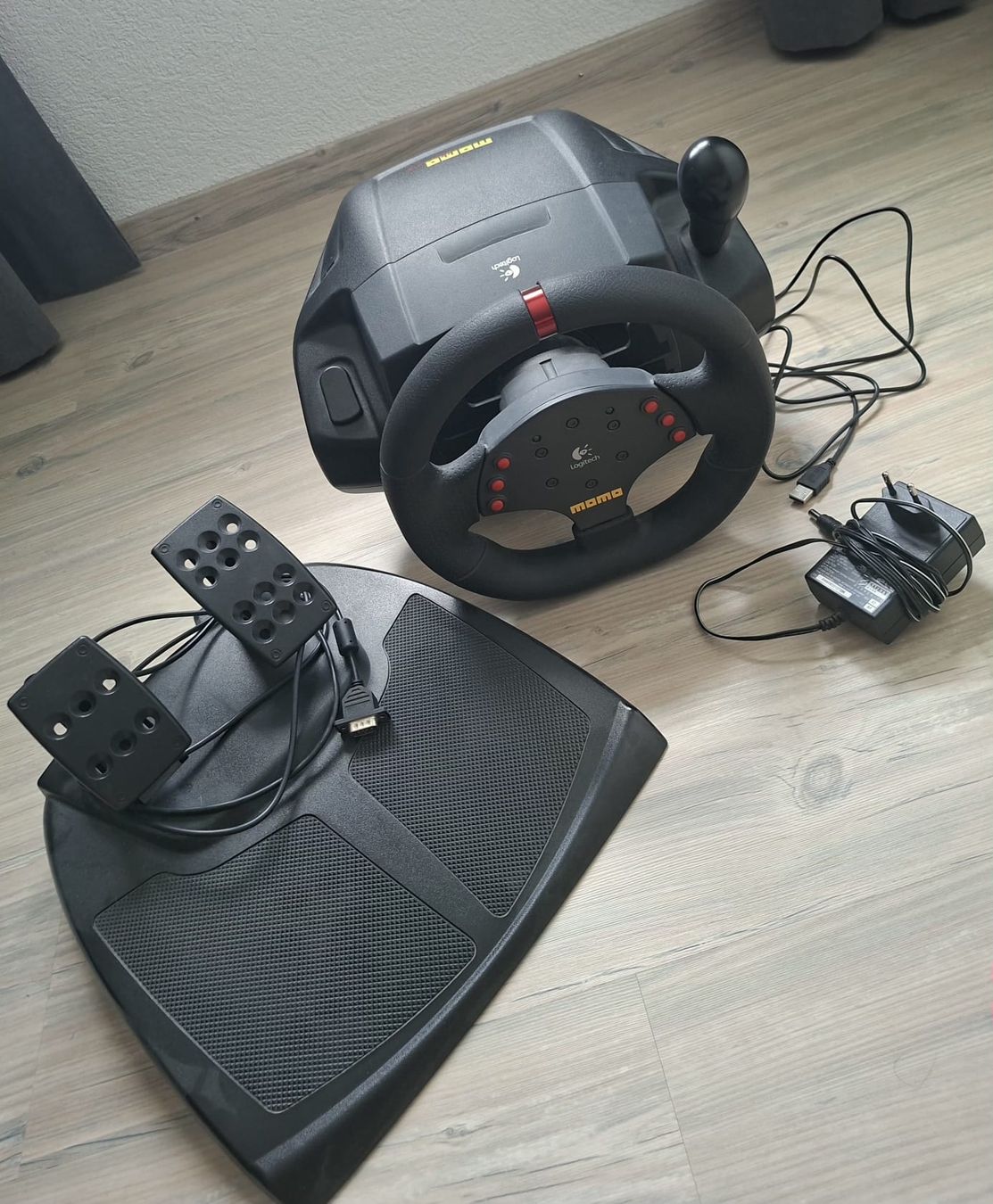 Logitech Manettes: Logitech Momo Racing Force  Lenkrad – D'occasion à Waldkirch par Roco0