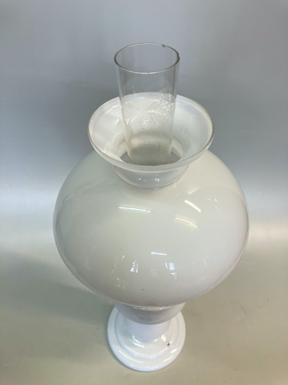 Lampade: Antike Petrollampe aus opalinem Glas – Usato da Horw venduto da luzernicus 7