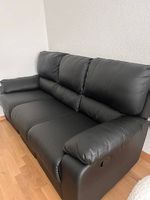 Schwarzes Sofa mit Relaxfunktion