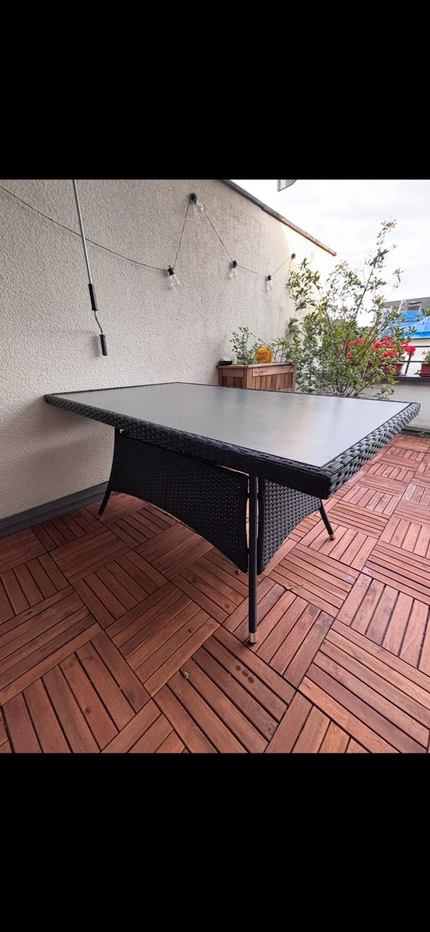 Set di tavolo e panche: Rattan Tisch und 6 Stühle – Usato da Dübendorf venduto da eva_fb5z