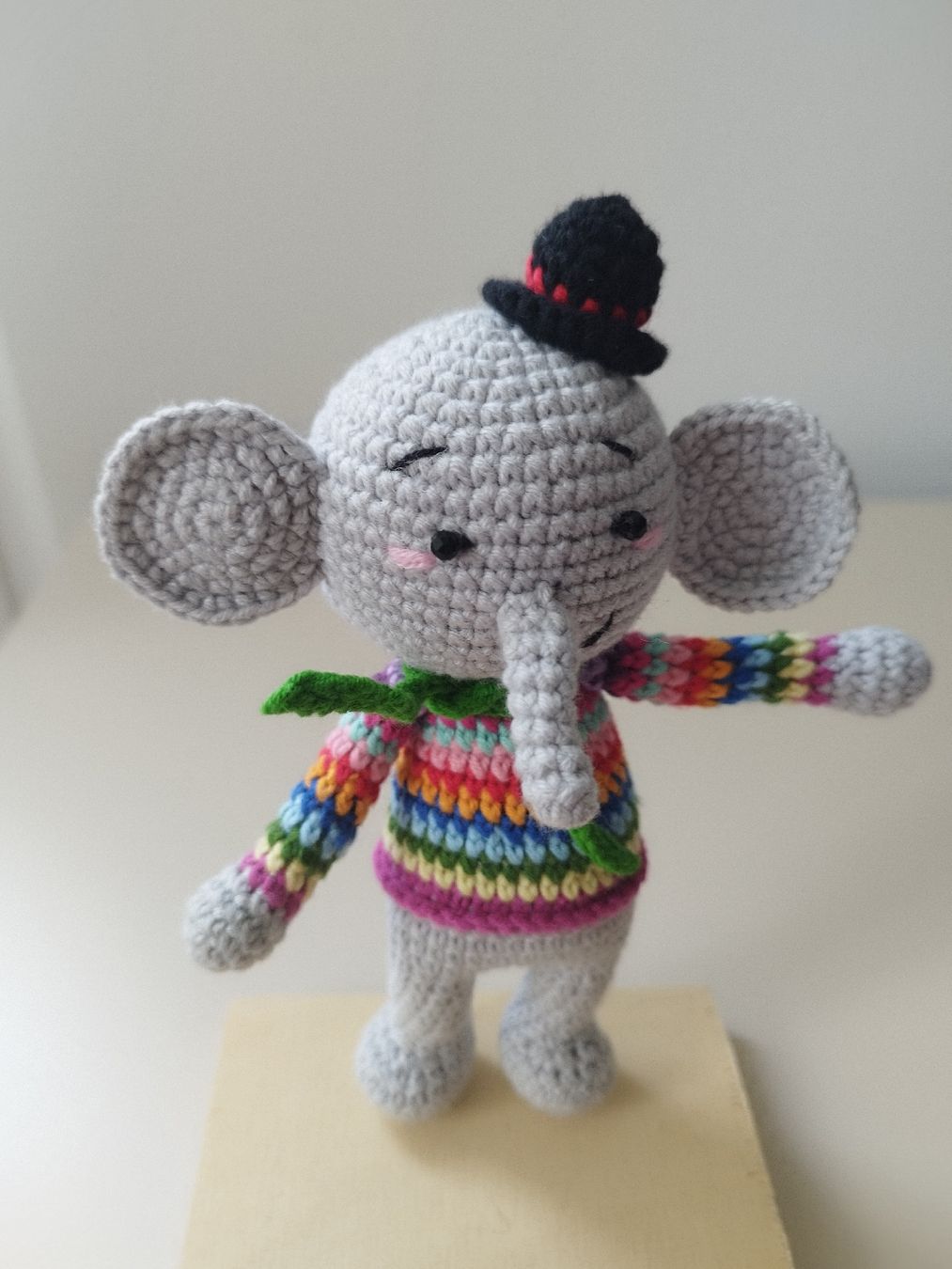 Giocattoli: Handmade Crochet Elephant with Hat, Adorable Present-17 cm – Nuovo e nell'imballaggio originale da Arnex-sur-Orbe venduto da can_97vn 1