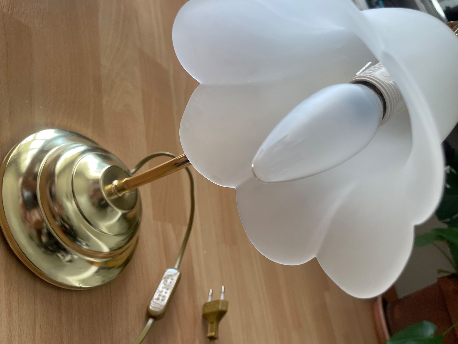 Lampen: Nachttischlampe mattiert Glas Blumenform – Gebraucht aus Uznach von nat_z9bb 1