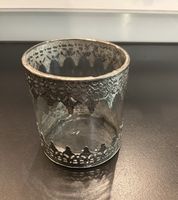 Kerzenglas mit Metallverzierung