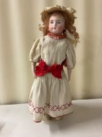 Hübsche Puppe, wunderschöne blaue Augen, hübsches Kleid