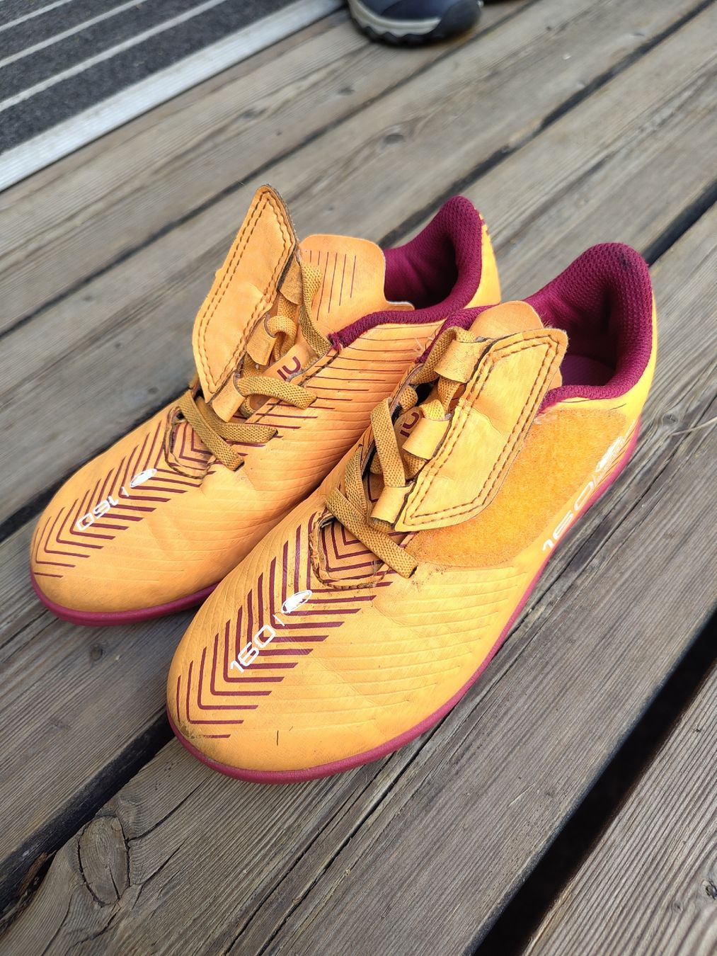 Decathlon Scarpe per ragazzi: Fussballschuhe Kipsta orange Grösse 31 – Usato da Wabern venduto da c.trachsel