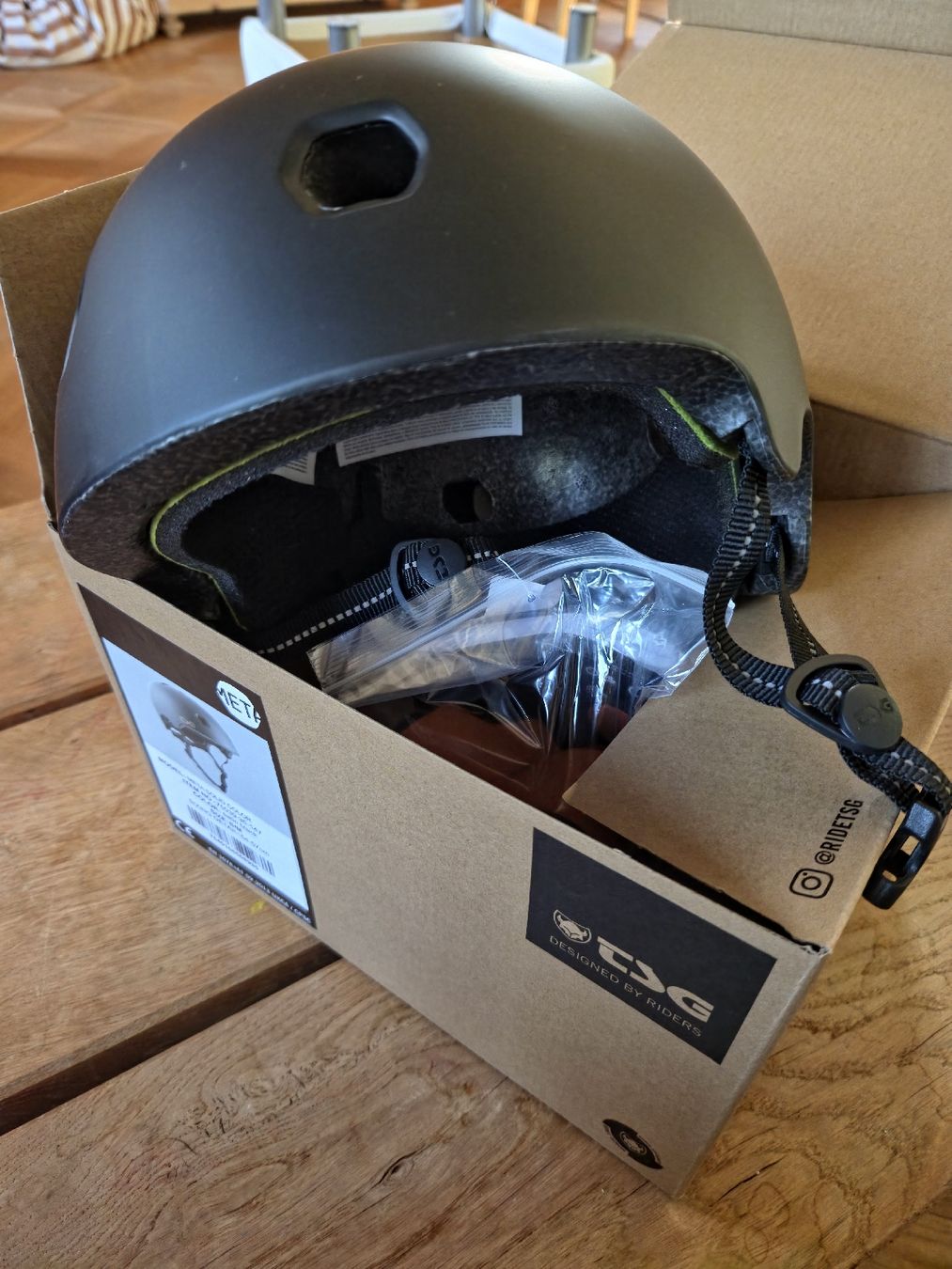 Caschi: TSG Skate/Bike Helm meta solid color – Nuovo e nell'imballaggio originale da Rüti ZH venduto da Eyjafjallajoekull 2