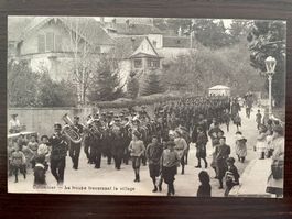 COLOMBIER (MILVIGNES) La troupe traversant le village, 1908