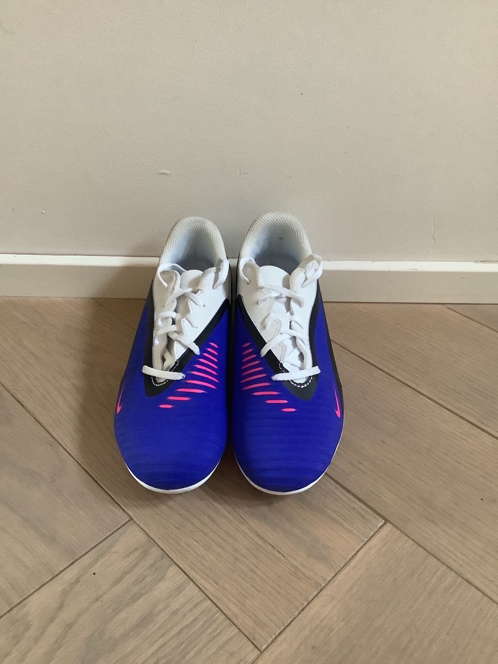 Nike Schuhe für Jungen: Nike Phantom 6 low academy – Gebraucht aus Luzern von Anna575
