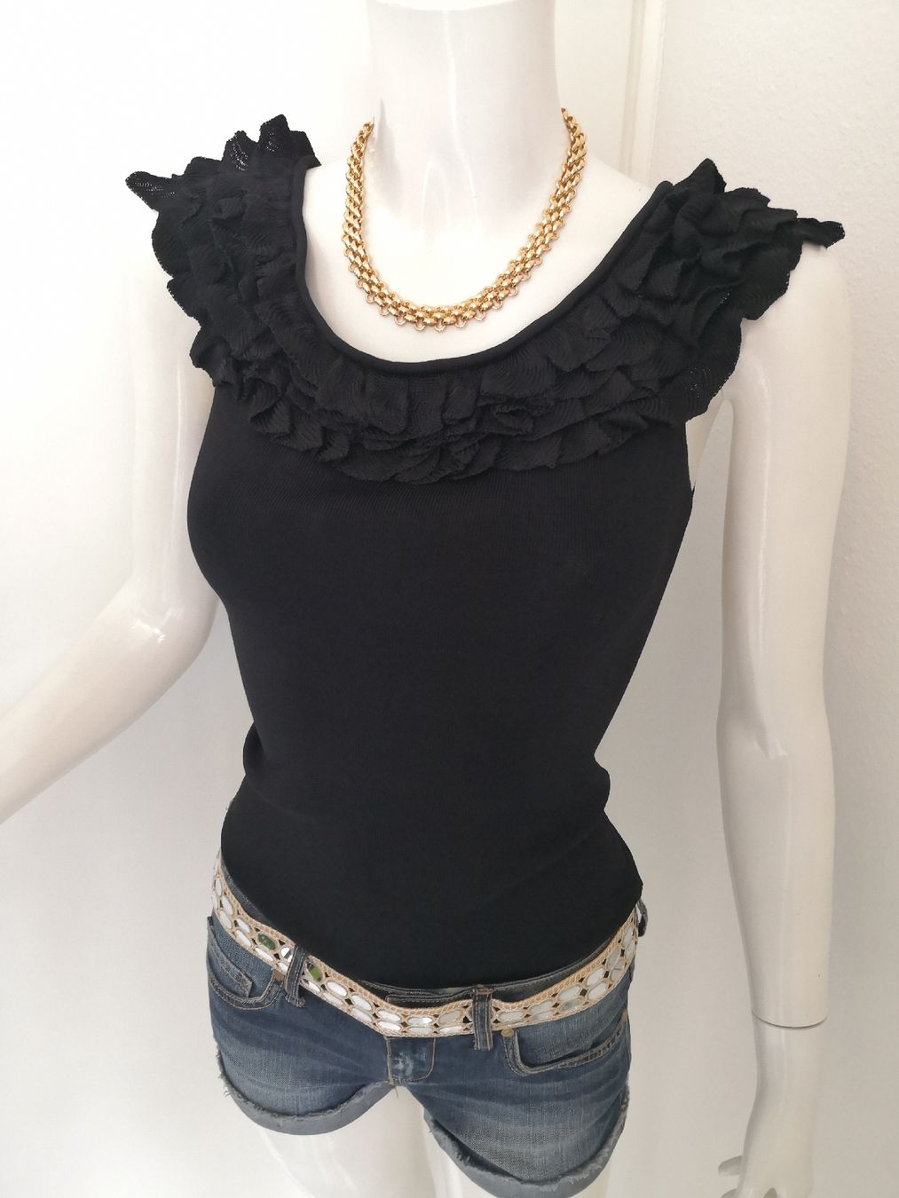 Mango Top: 🤩MANGO STRICK-TOP SCHWARZ MIT VOLANTS – Nuovo (secondo la descrizione) da Olten venduto da Naja-Twins-Twins 2