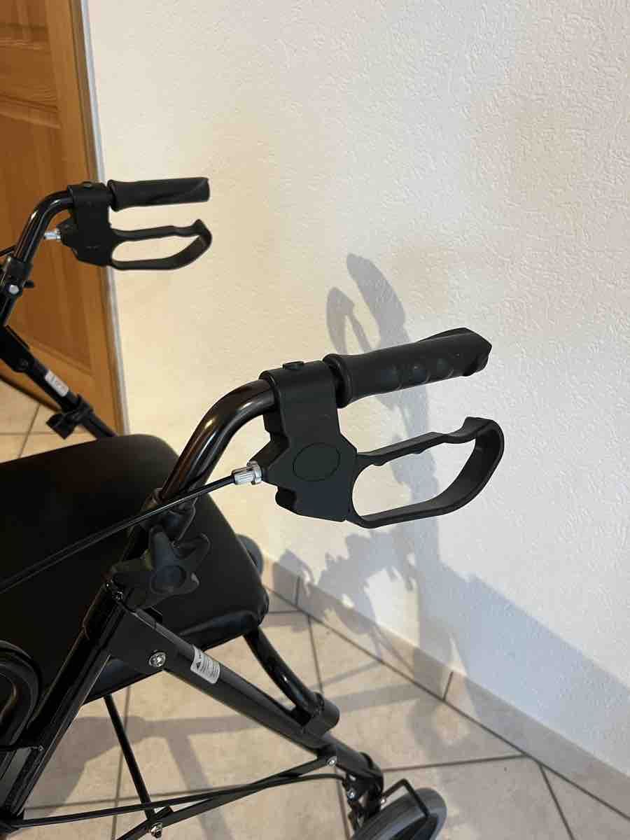 Ausili per la deambulazione: Déambulateur noir avec siège et freins | Rollator | Tintébin – Usato da Bossonnens venduto da noemie_01 2
