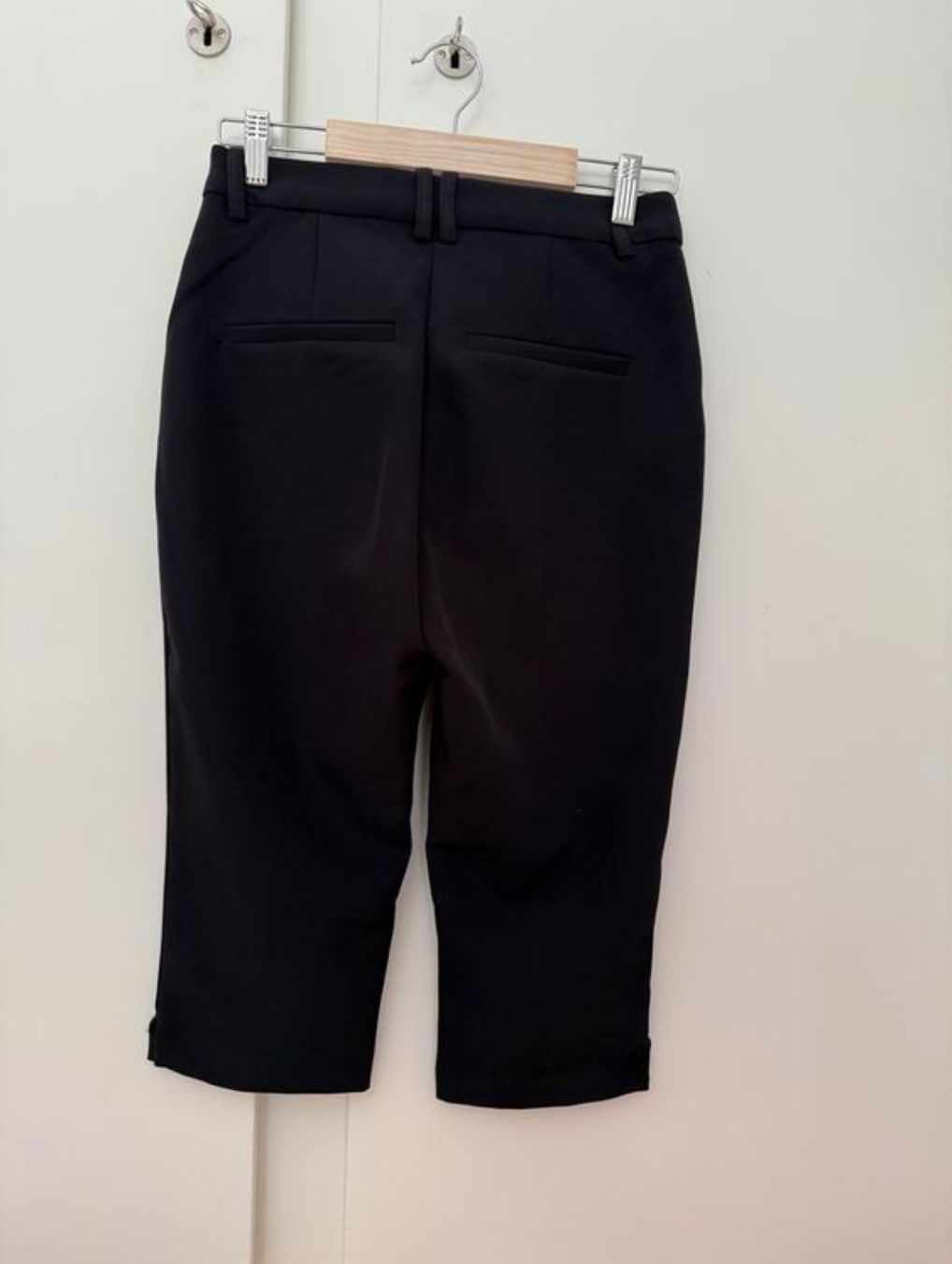 H&M Pantaloni: Black Capri Pants, unworn – Nuovo (secondo la descrizione) da Zürich venduto da jac_qw7q 2