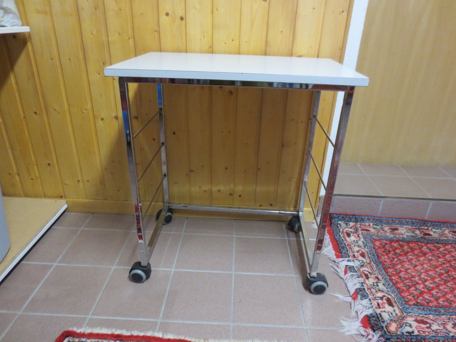 Tables: kleiner Tisch mit  Rollen – D'occasion à Horgen par hkek01