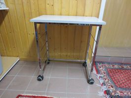 kleiner Tisch mit  Rollen