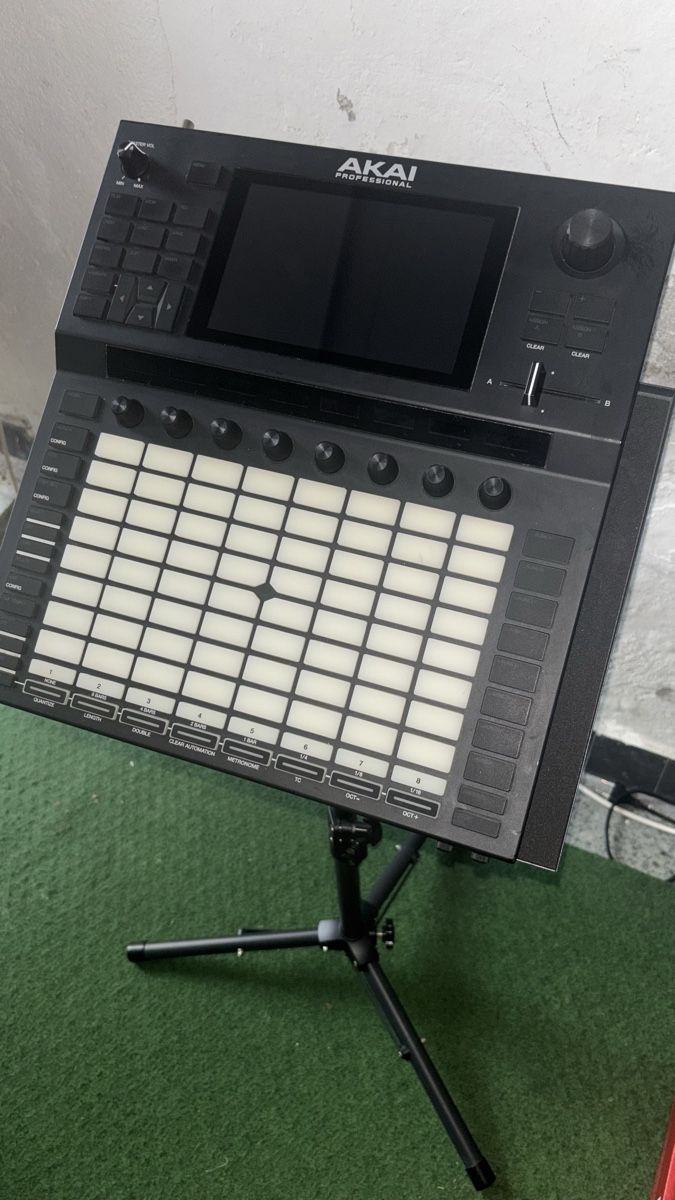 Akai Strumenti musicali: PACK COMPLET AKAI FORCE + Volt 276 + Microphone  – Usato da Aigle venduto da Adramane 1