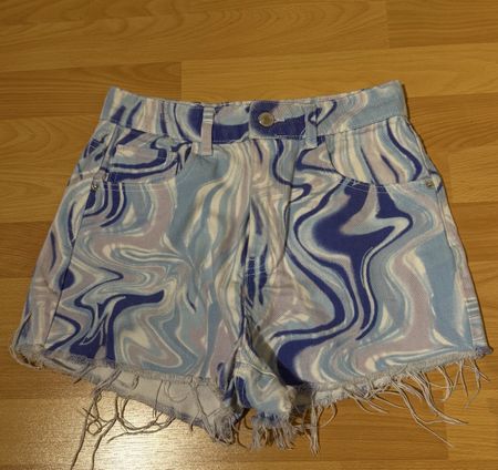 Shorts en jean imprimé bleu clair et violet taille 36