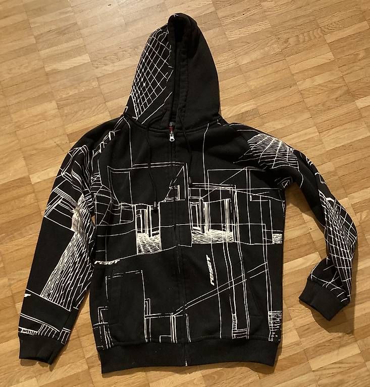 Maglioni & Felpe: Pulli mit Kapuze Gr 152/158 – Usato da Fislisbach venduto da MichaHa